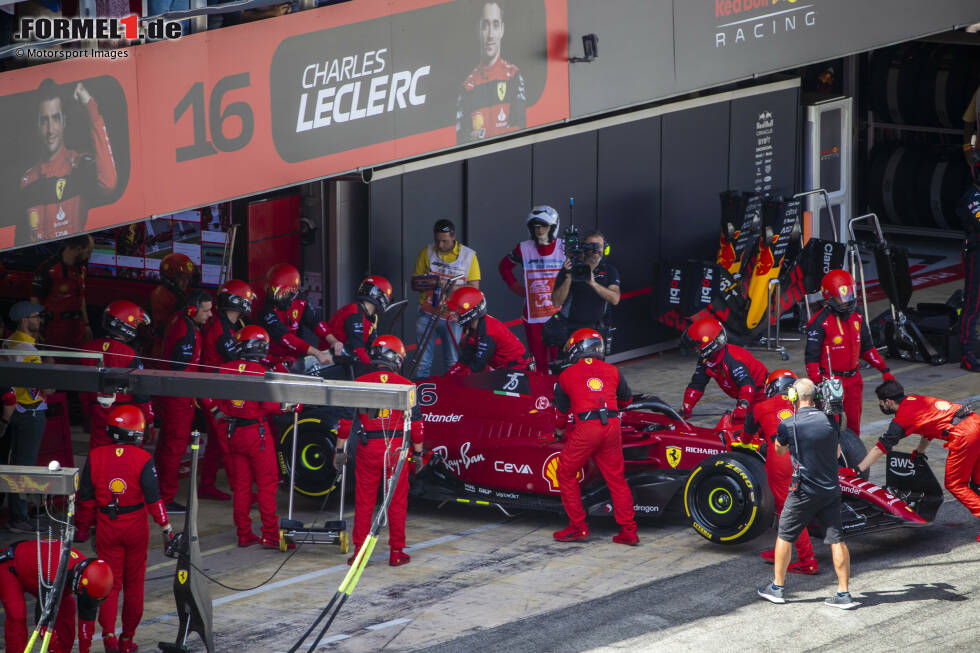 Foto zur News: Spanien-Grand-Prix 2022: Zu Beginn der Saison hat Ferrari das vielleicht beste Paket - aber auch ein unzuverlässiges. In Barcelona fährt Charles Leclerc seinem dritten Sieg im sechsten Saisonrennen entgegen, als der Motor den Geist aufgibt. Er verliert nicht nur die 25 Punkte für den Sieg sondern auch die WM-Führung.