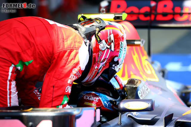 Foto zur News: Alle kommen sie, um zu gratulieren: "Das ist Max' Tag", nimmt sich Sebastian Vettel, der beim "Wunder von Monza" 2008 in einer ähnlichen Position war, zurück, ...