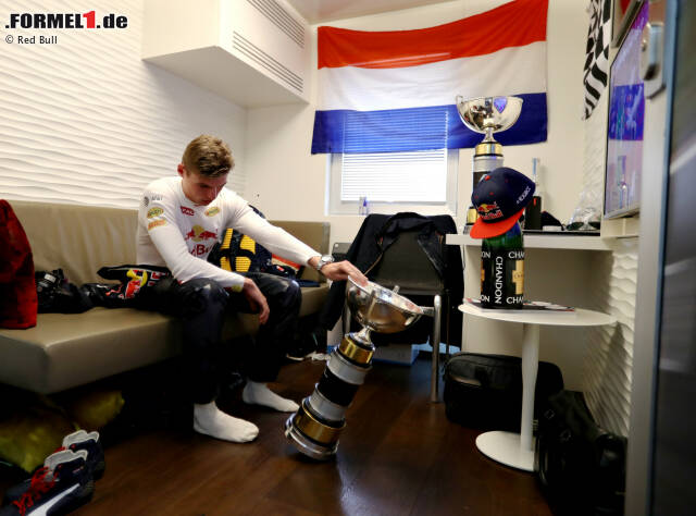 Foto zur News: Der vielleicht schönste Moment: Endlich hat Verstappen Zeit, den Erfolg sacken zu lassen, sich den Pokal genau anzuschauen, alles zu realisieren. "Der erste Sieg", weiß Vettel, "ist immer etwas ganz Besonderes." Es wird vermutlich nicht der einzige bleiben...