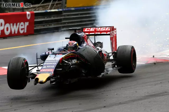 Foto zur News: Der Tiefpunkt war der Monaco-Grand-Prix: Ein selbst verschuldeter, heftiger Unfall bei einem Überholversuch in der Sainte-Devote-Kurve entfachte Diskussionen über seine Reife. Trotzdem weckten die Leistungen Verstappens bei Mercedes und Ferrari Begehrlichkeiten.