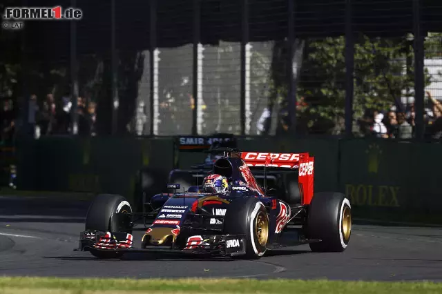 Foto zur News: Ein halbes Jahr später, beim Australien-Grand-Prix in Melbourne 2015, war es soweit: Verstappen lag auf Punktekurs, ehe ihn ein Antriebsdefekt stoppte. Vater Jos schmiss wütend das Headset in die Ecke, doch sein Filius sollte sich nicht mehr lange gedulden müssen...