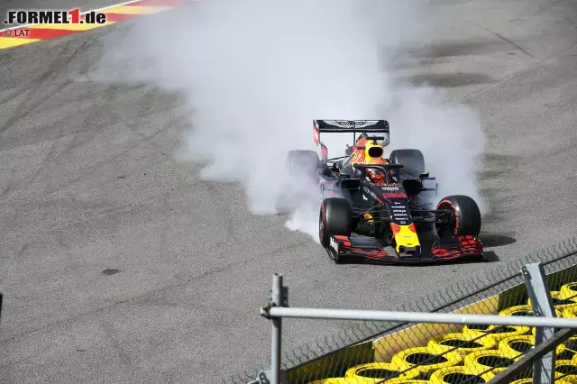 Foto zur News: ... nach einer Kollision mit Kimi Räikkönen kracht er in Eau Rouge in die Reifenstapel. Auch in Japan muss er einen Ausfall verzeichnen, in der zweiten Saisonhälfte läuft es nicht mehr so rund.