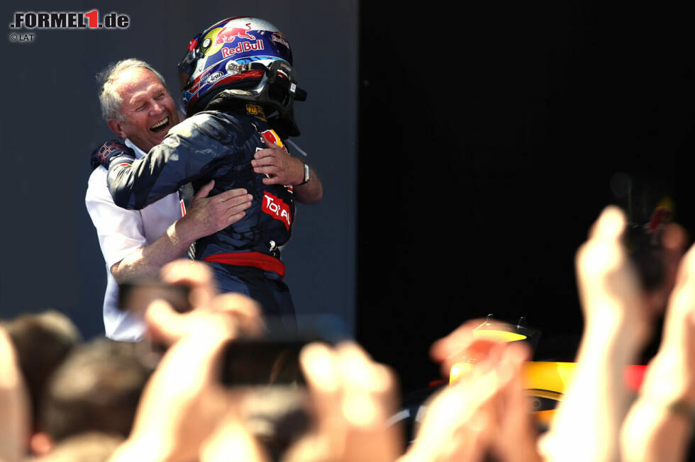 Foto zur News: Verstappen wird in Barcelona von Toro Rosso zu Red Bull befördert und dankt es dem Team mit seinem allerersten Formel-1-Triumph - im ersten Rennen für die Bullen! Damit ist er offiziell auch der bis dato jüngste Sieger (18 Tage, 228 Tage).