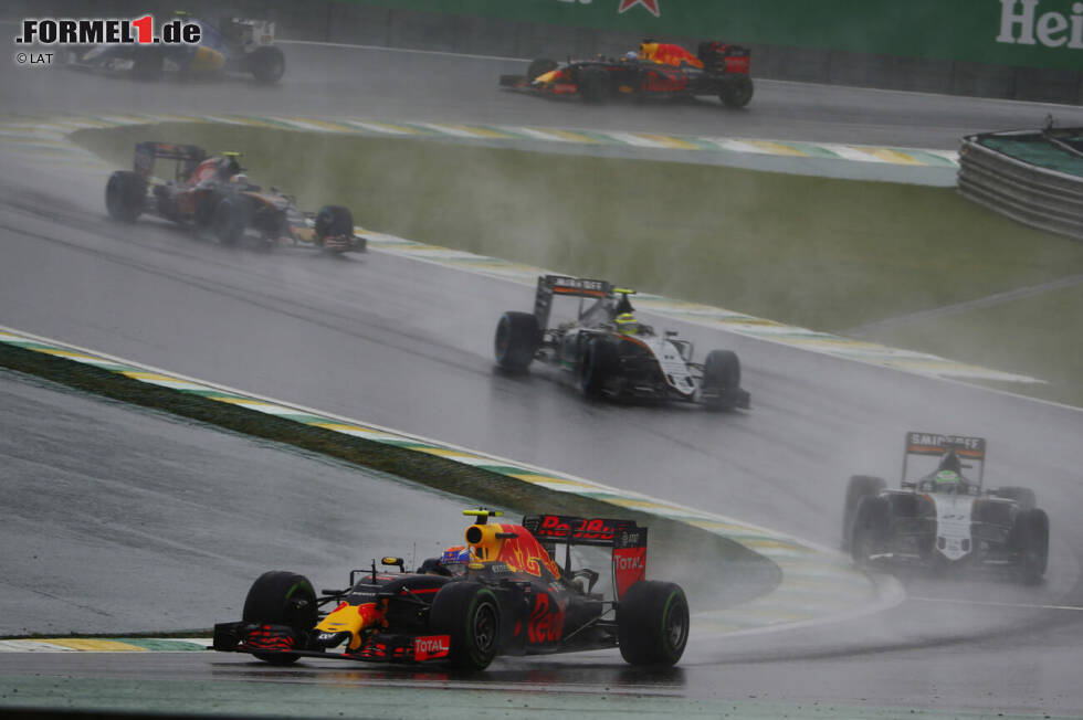 Foto zur News: Im Verlauf des Jahres fällt der Niederländer immer wieder mit grenzwertigen Manövern auf, weshalb die FIA mit der &quot;Verstappen-Regel&quot; die Vorschriften präzisiert. Unvergessen auch seine Aufholjagd im regnerischen Brasilien, wo er von P16 noch bis auf das Podium fährt!