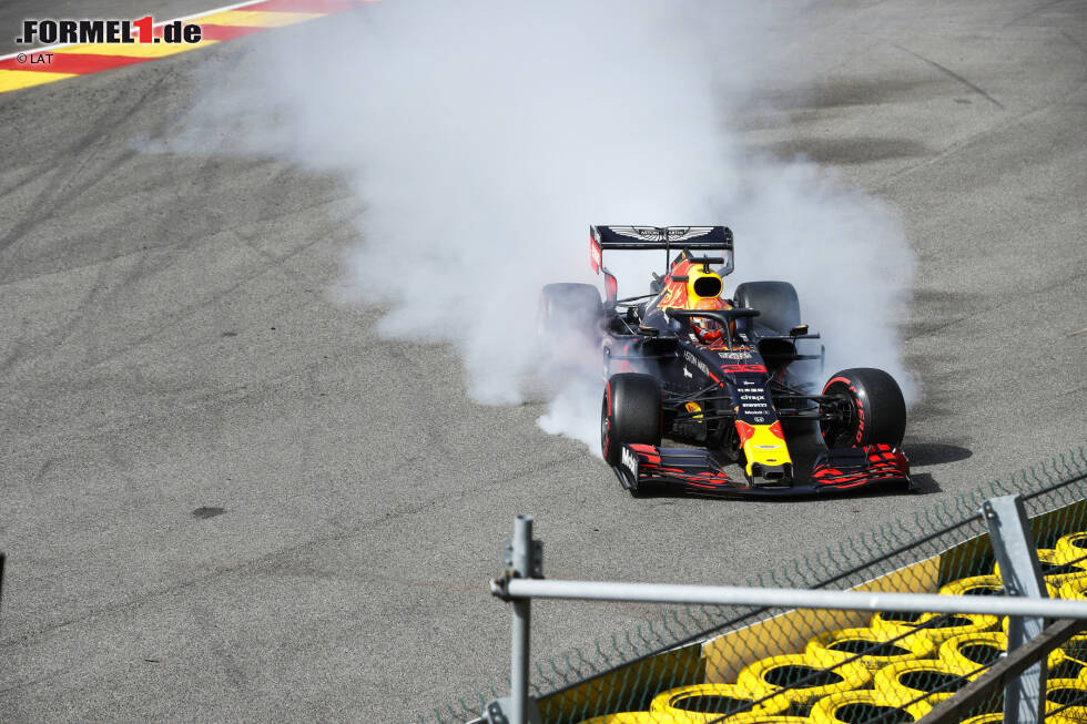 Foto zur News: Nach einer Kollision mit Kimi Räikkönen kracht er in Eau Rouge in die Reifenstapel. Auch in Japan muss er einen Ausfall verzeichnen, in der zweiten Saisonhälfte läuft es nicht mehr so rund.