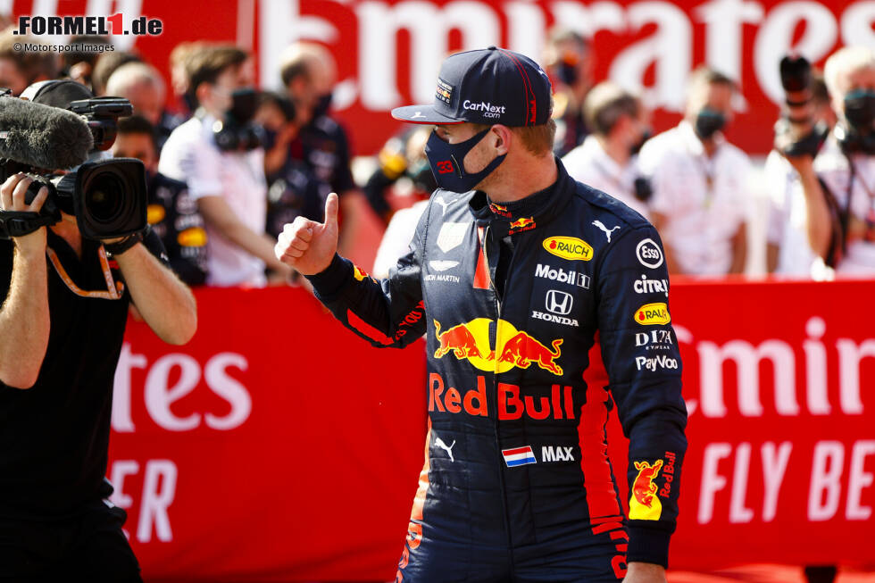 Foto zur News: Der RB16 kann zu Beginn nicht mit dem überlegenen Mercedes mithalten, dennoch gibt Verstappen sein Maximum. In Silverstone wird er dafür mit dem ersten Saisonsieg belohnt.