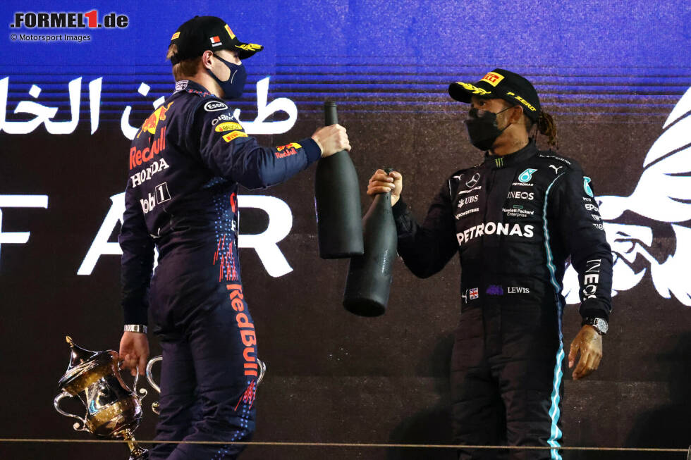 Foto zur News: 2021 kann Verstappen erstmals in seiner Karriere nicht nur um Siege sondern sogar den WM-Titel kämpfen. Beim Auftakt in Bahrain zieht er noch knapp den Kürzeren gegen Serienweltmeister Lewis Hamilton. Es ist der Auftakt eines WM-Duells, das sich erst in der letzten Runde beim Finale in Abu Dhabi entscheiden soll ...