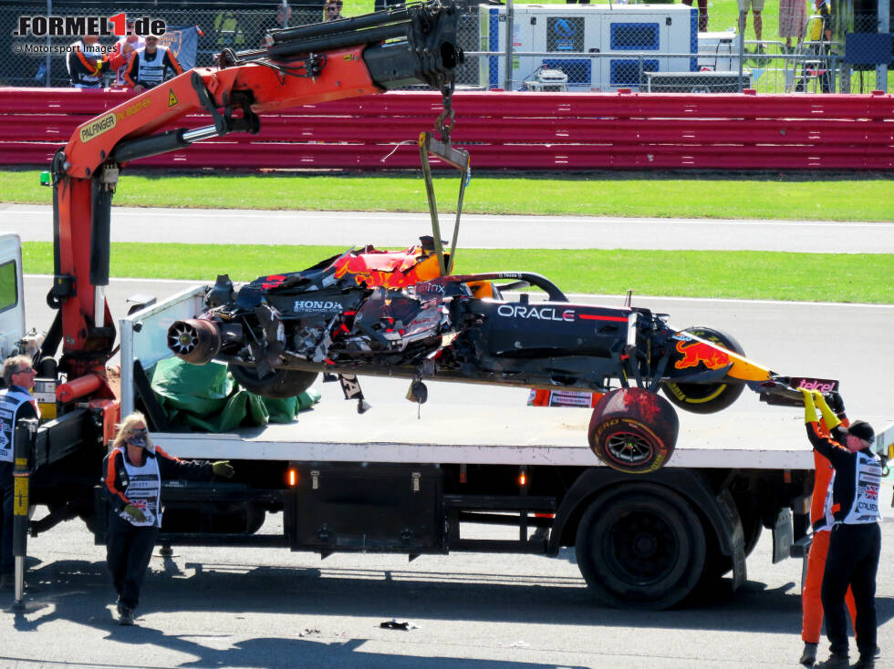 Foto zur News: Mehrfach kommen sich die WM-Rivalen im Laufe des Jahres dabei auch etwas zu nah. Negativer Höhepunkt: In Silverstone hat Verstappen nach einer Berührung mit Hamilton einen schweren Unfall. Am Ende gehen die beiden punktgleich ins Finale in Abu Dhabi ...