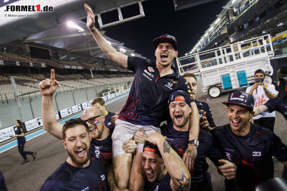 Foto zur News: In einem spannenden und kontroversen Finale setzt sich der Niederländer am Ende gegen Hamilton durch. Mercedes protestiert gleich doppelt gegen die Wertung des Rennens in Abu Dhabi, das Verstappen gewinnt - ohne Erfolg. Die Umstände werfen allerdings einen kleinen Schatten auf die Feierlichkeiten.