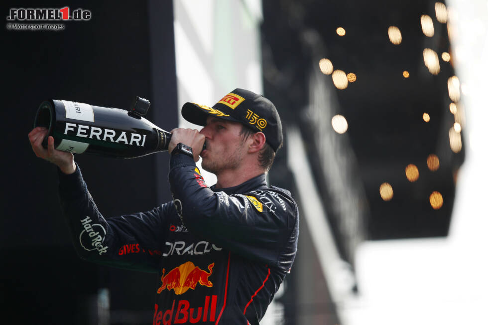 Foto zur News: Deutlich weniger Drama ein Jahr später: Verstappen fährt seine bis dahin beste Saison und sorgt mit elf Siegen in den ersten 16 Rennen früh für klare Verhältnisse. Den Titel gewinnt er bereits vier Rennen vor Schluss in Japan. Schneller schafften das zuvor nur Nigel Mansell (1992) und Michael Schumacher (2002)!