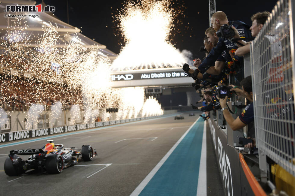 Foto zur News: Ein Jahr später steigt der Niederländer endgültig in den Formel-1-Olymp auf. Er gewinnt nicht nur seinen dritten WM-Titel in Serie, was vor ihm lediglich Fangio, Schumacher, Vettel und Hamilton geschafft haben, er stellt mit 19 Saisonsiegen (in 22 Rennen) auch schon wieder einen neuen Rekord auf.