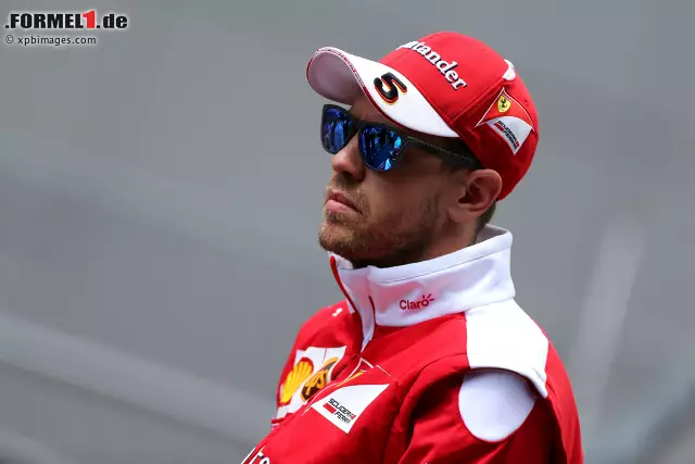 Foto zur News: Im Funk schäumte Vettel schon, als er gerade in die Reifenstapel gekracht war: "I'm out. Crash. Somebody hit me in the f**king rear in Turn 2, then someone hit me in the f**king rear again in Turn 3. Honestly. What the f**k are we doing here?? Übersetzung überflüssig.