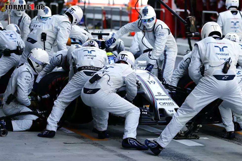 Foto zur News: Generell ist Sotschi ein Ein-Stopp-Rennen. In drei Ausgaben schafften es nur drei Fahrer mit zwei Boxenstopps in die WM-Punkte: Max Verstappen (10./2015) und Sergio Perez (9./2016) mussten schon in der ersten Runde einen platten Reifen wechseln. Felipe Massa wurde im Vorjahr Fünfter.