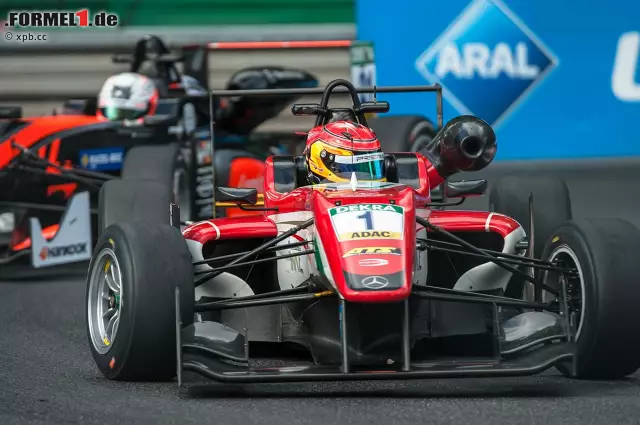 Foto zur News: Lance Stroll feiert in Melbourne sein Formel-1-Debüt. 2016 gewann er mit 14 Siegen und sechs weiteren Podestplätzen den EM-Titel in der Formel 3. Der 18-Jährige ist der erste Kanadier in der Formel 1 seit Jacques Villeneuve. Dessen Premiere fand 1996 ebenfalls in Melbourne statt. Ebenfalls auf Williams.