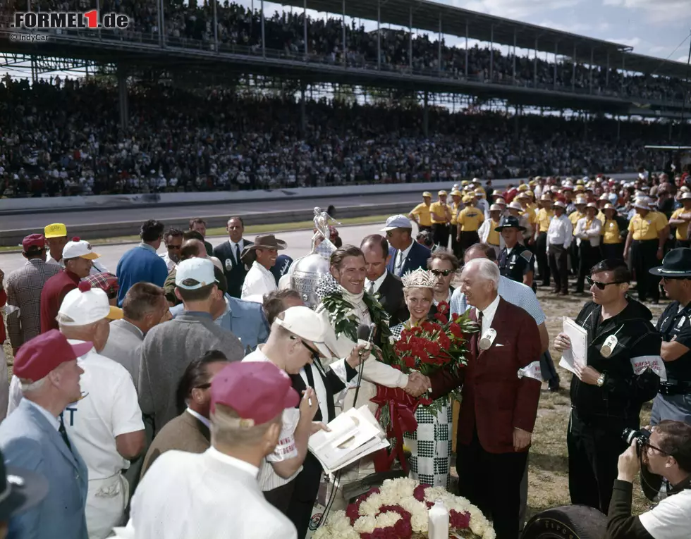 Foto zur News: Graham Hill (zweimaliger Formel-1-Weltmeister): 1966 bekommt Clark mit Hill einen starken Konkurrenten aus eigenen Reihen. Der Engländer fährt sein erstes Ovalrennen, übernimmt spät die Führung und gewinnt sensationell bei seiner Premiere. Clark wird Zweiter. Hill ist bis heute der einzige Fahrer mit der Triple-Crown im Motorsport.