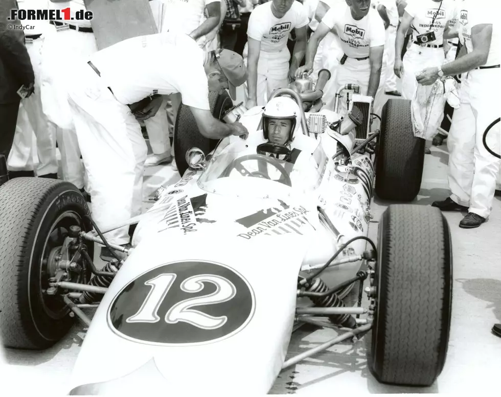 Foto zur News: Mario Andretti (Formel-1-Weltmeister 1978): Schon 1965 debütiert Andretti in Indianapolis. Er wird in seiner langen Karriere 29 Mal am Start stehen. 1966 und 1967 erobert Andretti die Pole, doch im Rennen hat er jeweils Pech.