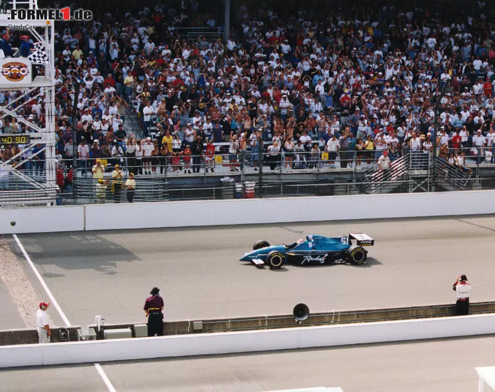 Foto zur News: Eddie Cheever (143 Grands Prix): 14 Mal geht der US-Amerikaner in Indianapolis an den Start. In den ersten Jahren der IRL-Ära schlägt seine große Stunde. 1998 ist Cheever zugleich Teamchef und hat die Ehre, als Erster den berühmten Zielstrich aus Ziegelsteinen (&quot;Yard of Bricks&quot;) zu überfahren.