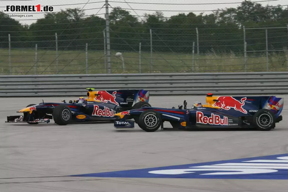 Foto zur News: ...in den Griff zu bekommen: Auch bei Red Bull herrschte spätestens nach dem Stallcrash in Istanbul im Jahr 2010 Krieg zwischen Eigenbau-Pilot Sebastian Vettel und Routinier Mark Webber. Der Australier fühlte sich teamintern...