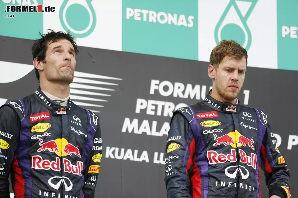 Foto zur News: ...benachteiligt. Als Vettel in Sepang 2013 gegen die Teamorder verstieß und Webber niederkämpfte, zeigte dieser sogar den Mittelfinger. Wenig später gab er seinen Rücktritt bekannt - heute haben die beiden ihren Streit beigelegt. Der Red-Bull-Krieg wurde 2014...