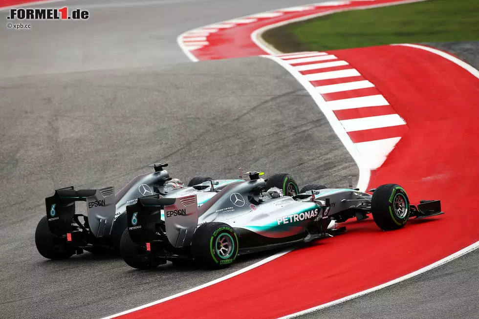 Foto zur News: ...das bessere Ende für sich hat, wie hier in Austin im Jahr 2015, als Hamilton den Titelkampf zum zweiten Mal gewann. Rosberg schwor sich an diesem Wochenende, ab sofort alle Register zu ziehen, und setzte sich zur Überraschung vieler...