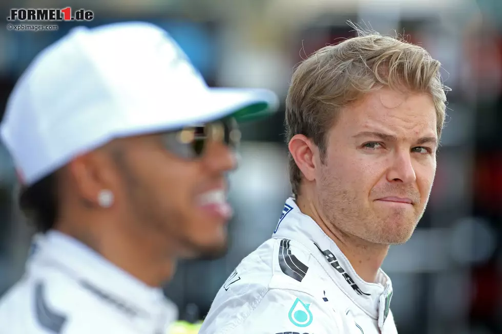 Foto zur News: ...nahtlos vom Krieg der Sterne abgelöst: Immer wieder gerieten Nico Rosberg und Lewis Hamilton, die bereits zu Teenager-Zeiten Rivalen waren, auf der Strecke aneinander, wobei meist der Brite...