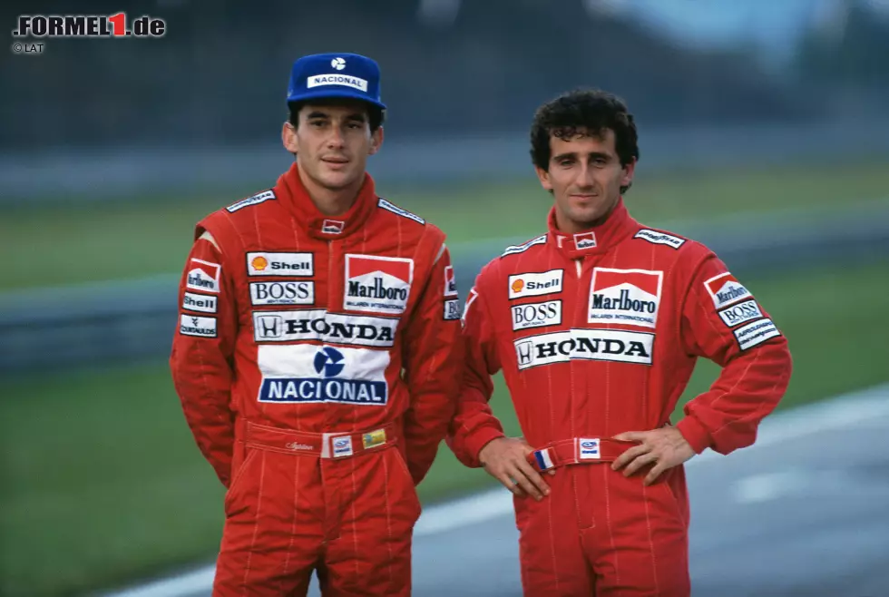 Foto zur News: ...Stallkrieg der Geschichte mit Alain Prost kam. Die Fehde eskalierte, als sich Senna beim Start in Imola 1989 nicht an den Nicht-Angriffspakt bis zur ersten Kurve hielt und den &quot;Professor&quot; austrickste. Der Brasilianer redete sich hinaus: Er habe den Tamburello-Knick und nicht die Tosa-Kehre als erste Kurve verstanden. Der wahre Eklat...