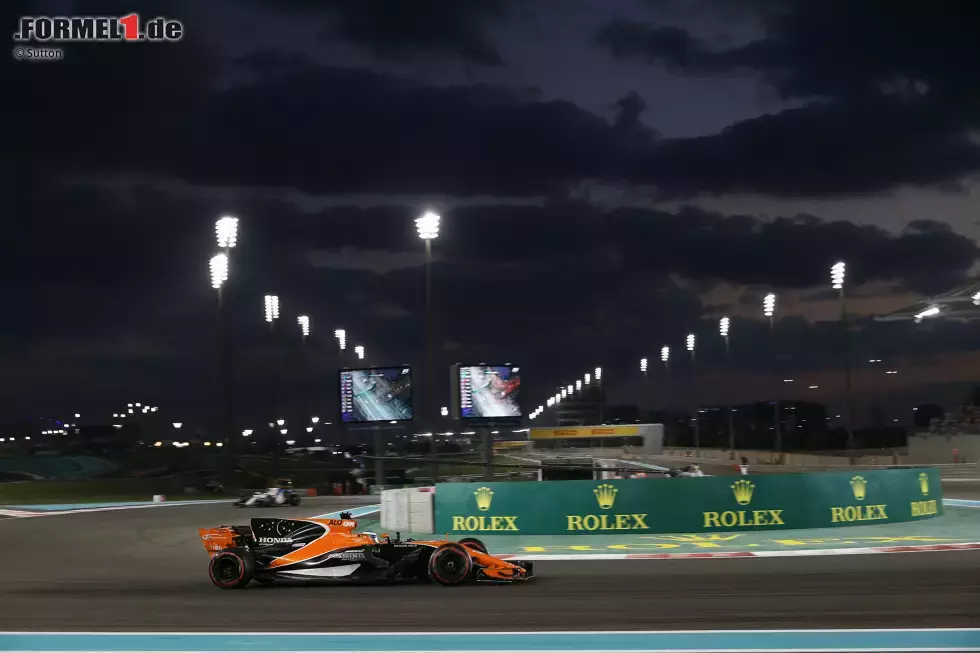 Foto zur News: Fernando Alonso kann 2018 kaum erwarten.
Alonso: &quot;Ich habe für nächstes Jahr schon mal ein paar Donuts geübt.&quot;
Team: &quot;Ja, Kumpel. Habe ich gesehen.&quot;