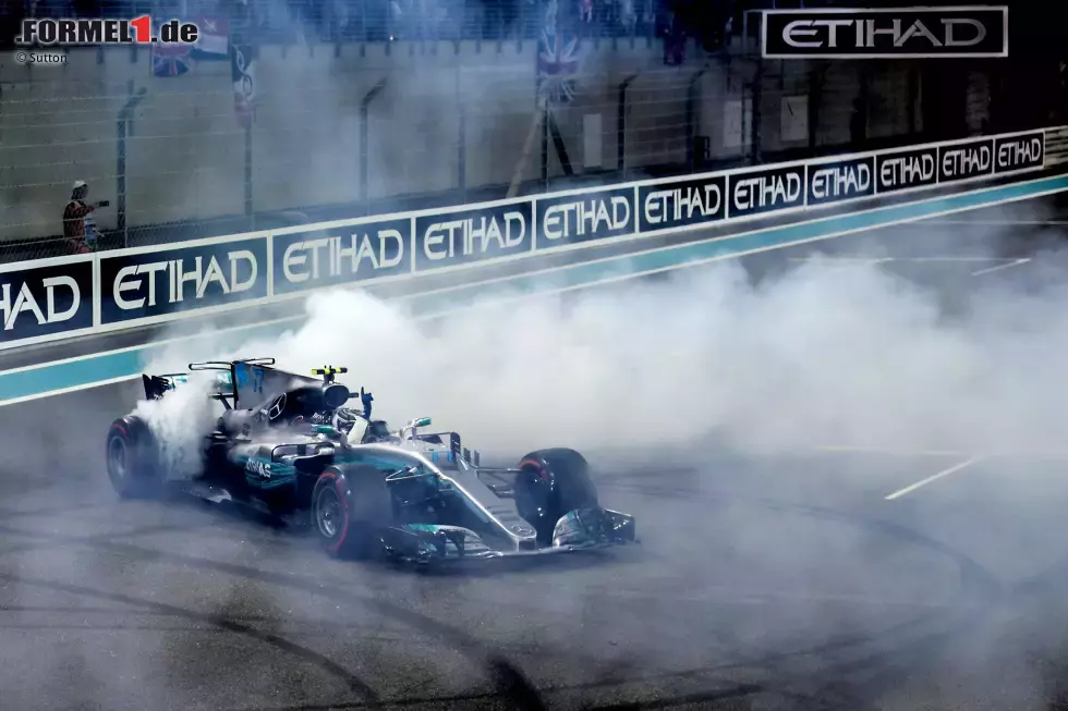 Foto zur News: Valtteri Bottas und Mercedes feiern den Sieg.
Team: &quot;Brillant, absolut brillant. So gut verwaltet. Sehr gut gemacht, Valtteri.&quot;
Bottas: &quot;Yeah! Das fühlte sich gut an. Schön, so einen Abschluss hinzulegen.&quot;