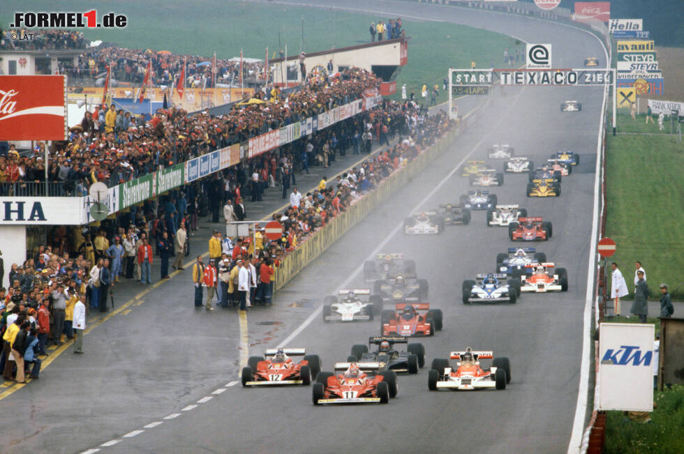 Foto zur News: Obwohl Lauda nur dreimal auf der obersten Stufe des Podiums steht, krönt er sich 1977 bereits drei Rennen vor Saisonende zum Weltmeister. Den Unterschied machen seine sieben weiteren Podestplätze, während seinen Gegnern genau diese Konstanz fehlt. Da stört es den Österreicher nicht, dass es in diesem Jahr noch sieben andere Sieger gibt.