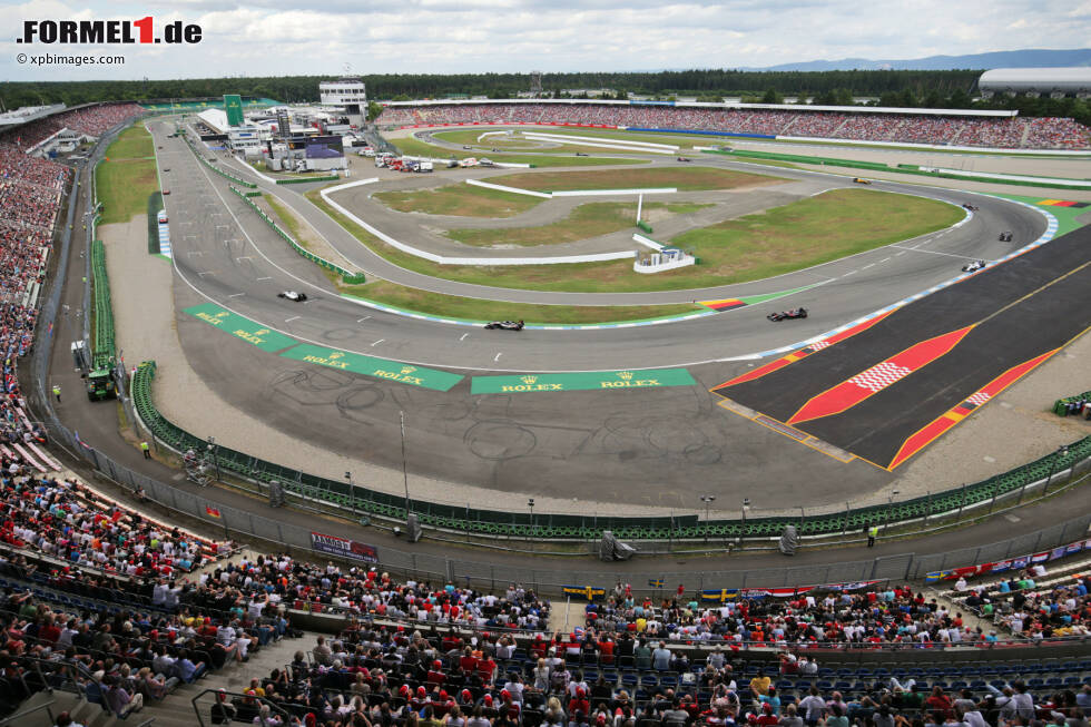 Foto zur News: Nach einer Woche Pause gibt es zur Freude der deutschen Fans ein Formel-1-Comeback in Hockenheim, nachdem der Grand Prix dieses Jahr nicht stattfand. Man darf gespannt sein, ob die breiteren, schnelleren Autos und ein mögliches Duell zwischen Mercedes und Ferrari 2018 mehr Zuschauer an die Traditionsstrecke locken werden als zuletzt.