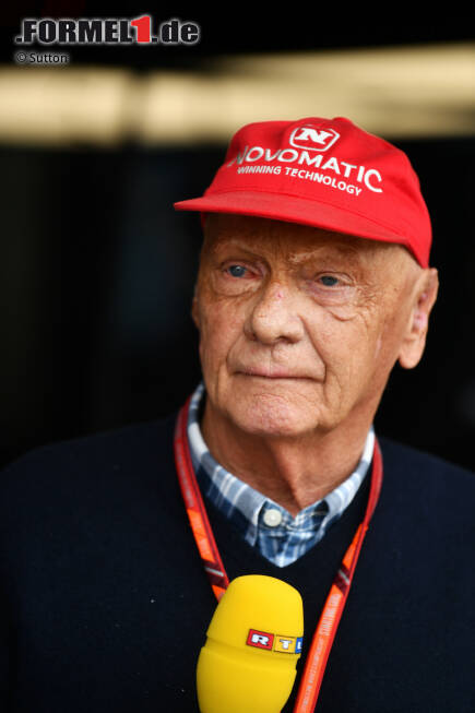 Foto zur News: Nicht mehr so omnipräsent wird auch Formel-1-Legende Niki Lauda sein: Der Mercedes-Aufsichtsratsvorsitzende erklärte beim Saisonfinale in Abu Dhabi völlig überraschend nach 21 Jahren seinen Rücktritt als RTL-Experte und sorgte bei Doppelpass-Partner Florian König für Tränen. Aber keine Sorge: Niki wird der Formel 1 erhalten bleiben!