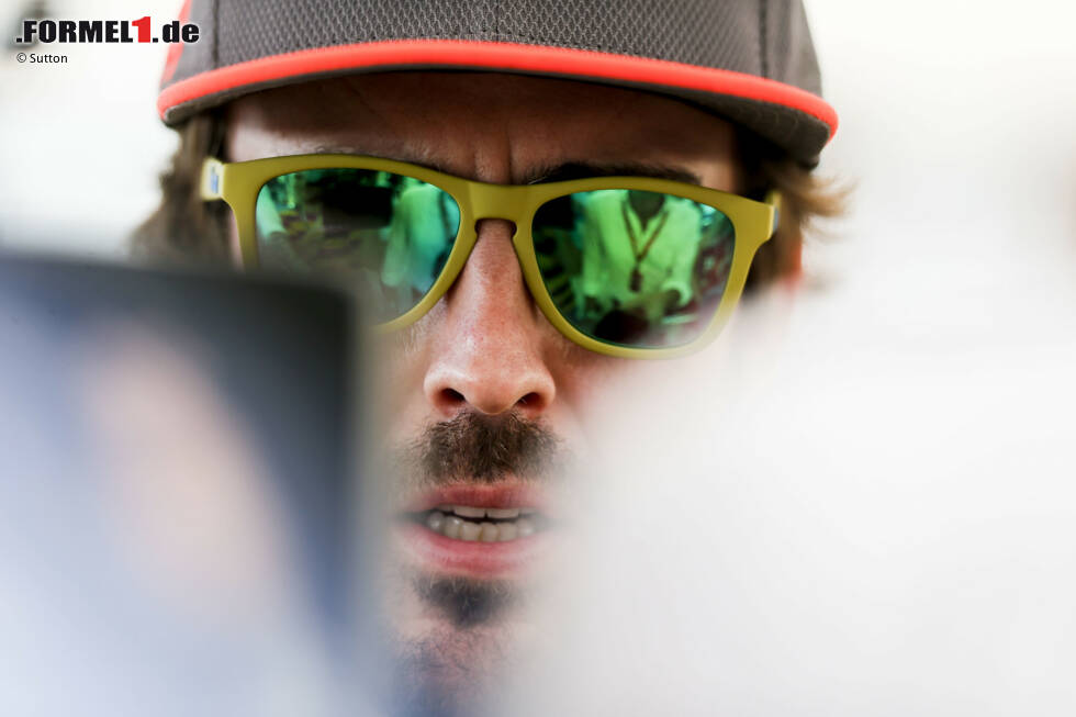 Foto zur News: Ein absoluter &quot;Racer&quot; ist auch Fernando Alonso. Seine zynischen und spitzzüngigen Honda-Schimpftiraden, die sich der leidenschaftliche Spanier meist nicht verkneifen konnte und die auch am Boxenfunk für beste Unterhaltung sorgten, werden 2018 auch verstummen. Außer McLarens neuer Partner Renault haut ähnlich daneben wie die Japaner.