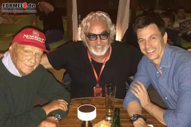 Foto zur News: Um Alonsos Zukunft kümmert sich Briatore ebenfalls. Das Abendessen mit Niki Lauda und Toto Wolff soll allerdings nur ein Plausch unter alten Bekannten gewesen sein. Wirklich? Alonso sagt jedenfalls, Baku sei das bisher positivste Wochenende 2017 gewesen. Wegen seiner Zukunft, nicht wegen der ersten WM-Punkte.