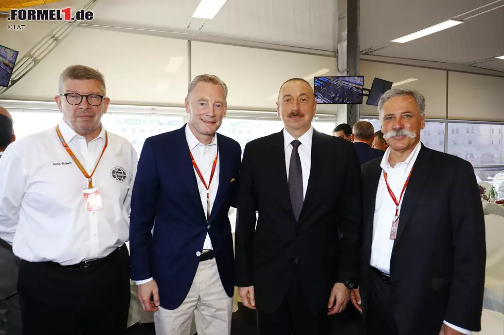 Foto zur News: Ilham Alijew (Dritter von links) regiert in Aserbaidschan mit einer harten Hand, die wenig Opposition verträgt. Die neuen Formel-1-Bosse haben mit solchen Staatschefs eigentlich wenig am Hut. So weit, die obligatorischen Fotos zu verweigern, gehen Ross Brawn, Sean Bratches und Chase Carey dann aber doch nicht.