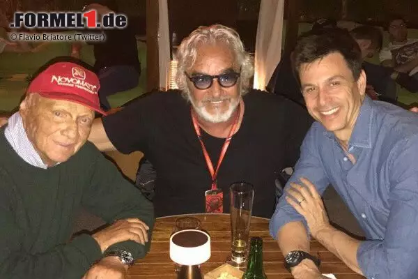 Foto zur News: Um Alonsos Zukunft kümmert sich Briatore ebenfalls. Das Abendessen mit Niki Lauda und Toto Wolff soll allerdings nur ein Plausch unter alten Bekannten gewesen sein. Wirklich? Alonso sagt jedenfalls, Baku sei das bisher positivste Wochenende 2017 gewesen. Wegen seiner Zukunft, nicht wegen der ersten WM-Punkte.