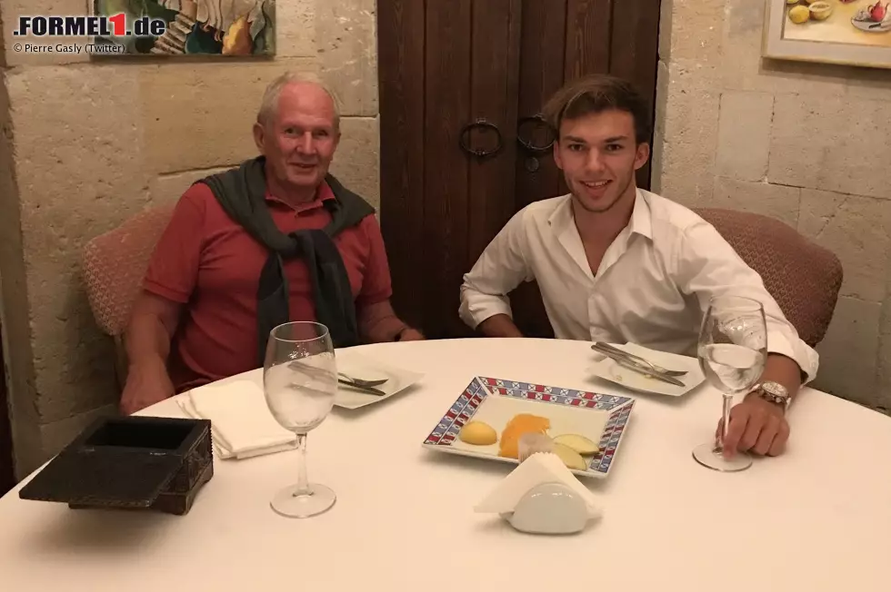 Foto zur News: Worüber diese beiden Herren wohl sprechen? Red-Bull-Junior Pierre Gasly bewirbt sich bei Helmut Marko mutmaßlich um eine Formel-1-Chance für 2018. Die könnte er am ehesten bei Toro Rosso bekommen. Oder noch in dieser Saison, als Ersatz für Jolyon Palmer bei Renault.