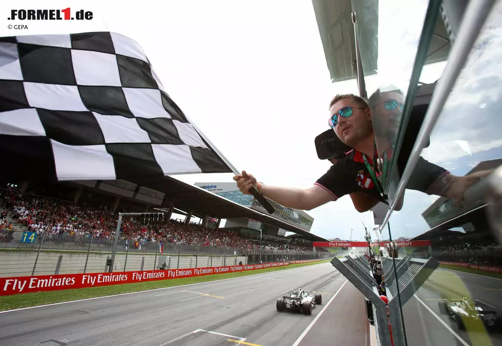 Foto zur News: ... zum Beispiel eines, das den &quot;Superfan&quot; kürt. Das ist in Spielberg 2017 Manuel Gröbl aus Feldkirchen bei Graz. Der darf sogar für Sieger Valtteri Bottas die Zielflagge schwenken!