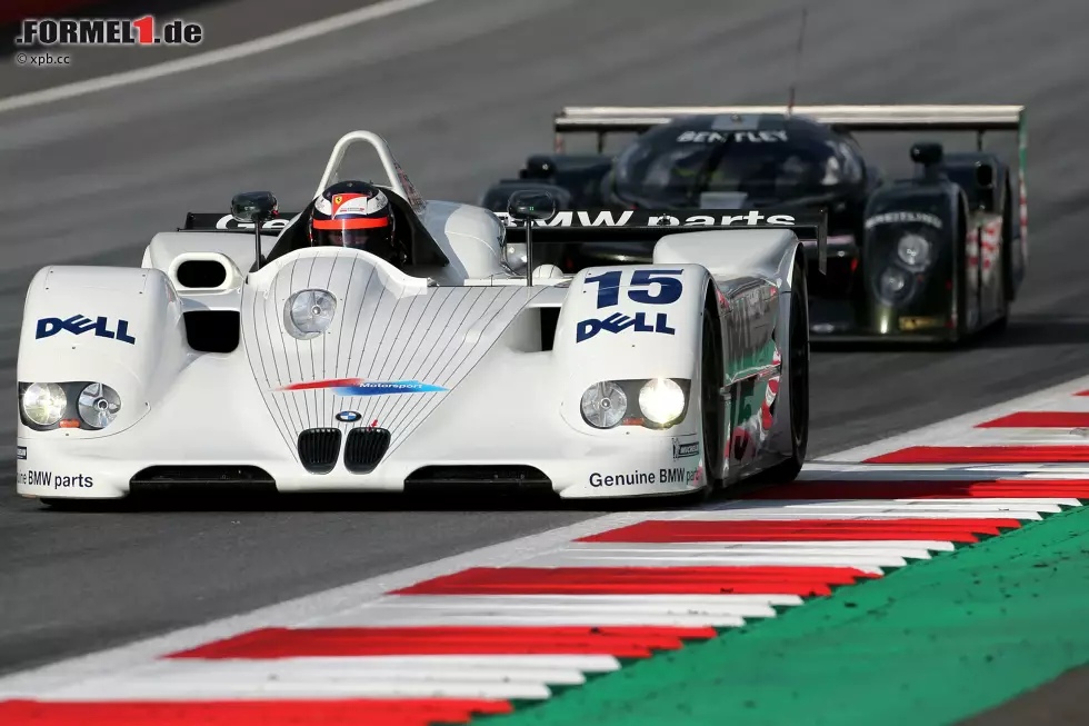 Foto zur News: Gänsehaut gibt&#039;s wieder bei der in Spielberg schon traditionellen Legendenparade, die diesmal unter dem Motto Le Mans steht. Publikumsliebling Gerhard Berger kutschiert den BMW V12 LMR, das 24-Stunden-Siegerauto von 1999. Als der Tiroler selbst BMW-Motorsportdirektor war.