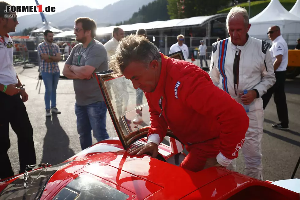 Foto zur News: Bergers langjähriger Ferrari-Teamkollege Jean Alesi klettert hier in Helmut Markos alten Le-Mans-Porsche. Der Einstieg fiel den Herren leichter, als sie noch ein paar Kilogramm weniger auf den Rippen hatten. Im Hintergrund plaudert Chefredakteur Christian Nimmervoll mit Porsche-Medienchef Holger Eckhardt.