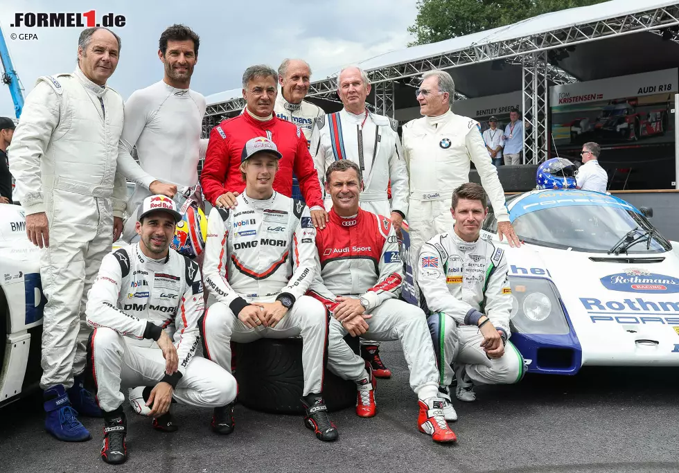 Foto zur News: Mark Webber (Zweiter von links, hinten) wirkt im Berger-Alesi-Sandwich wie eine Bohnenstange. Brendon Hartley (Zweiter von links, vorne) freut sich gleich über zwei Dinge: Erstens lernt er sein Jugendidol Jean Alesi kennen. Zweitens überholt er auf der Strecke Helmut Marko, der ihn einst aus dem Red-Bull-Juniorteam geschmissen hat.