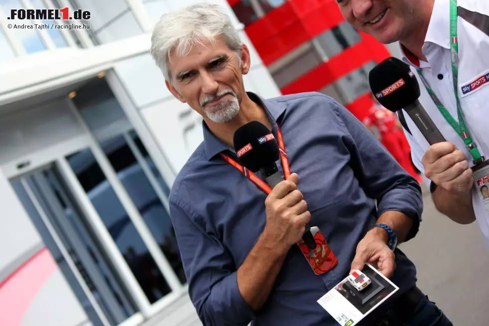 Foto zur News: Besonderes Präsent für Damon Hill: Die Kollegen von racingline.hu haben jenen FIAT 126 im Embassy-Design als 1:43-Miniatur produzieren lassen, der einst von seinem Vater als Paddock-Car genutzt wurde. Chefredakteur Peter Vamosi überreicht das Modell vor laufender Sky-Kamera am Samstagmorgen.