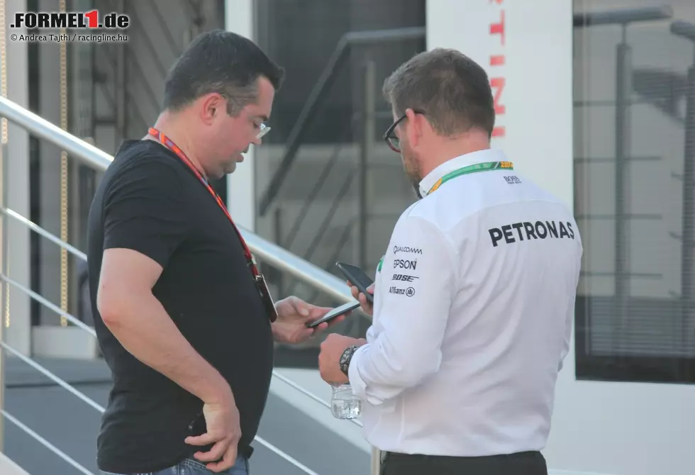 Foto zur News: Wenn McLaren-Rennleiter Eric Boullier und ein Mercedes-Mitarbeiter Handynummern austauschen, trägt das nicht dazu bei, die Gerüchte um eine Trennung zwischen McLaren und Honda verstummen zu lassen ...