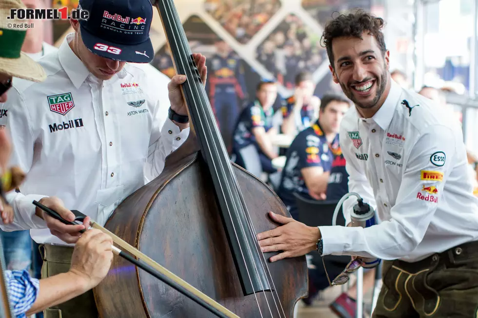 Foto zur News: Gute Laune überall: Veranstalter Red Bull lässt im Paddock Musikanten mit einem Traktor auflaufen und verteilt steirische Brettljause. Selbst die Fahrer beteiligen sich am Unterhaltungsprogramm. Trotz der ungewohnten &quot;Ledernen&quot; bei offensichtlich bester Stimmung.