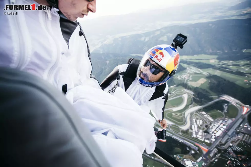 Foto zur News: ... wo seine Nachfolger von der Red-Bull-Skydive-Staffel im Rahmenprogramm ebenso für Unterhaltung sorgen wie ...