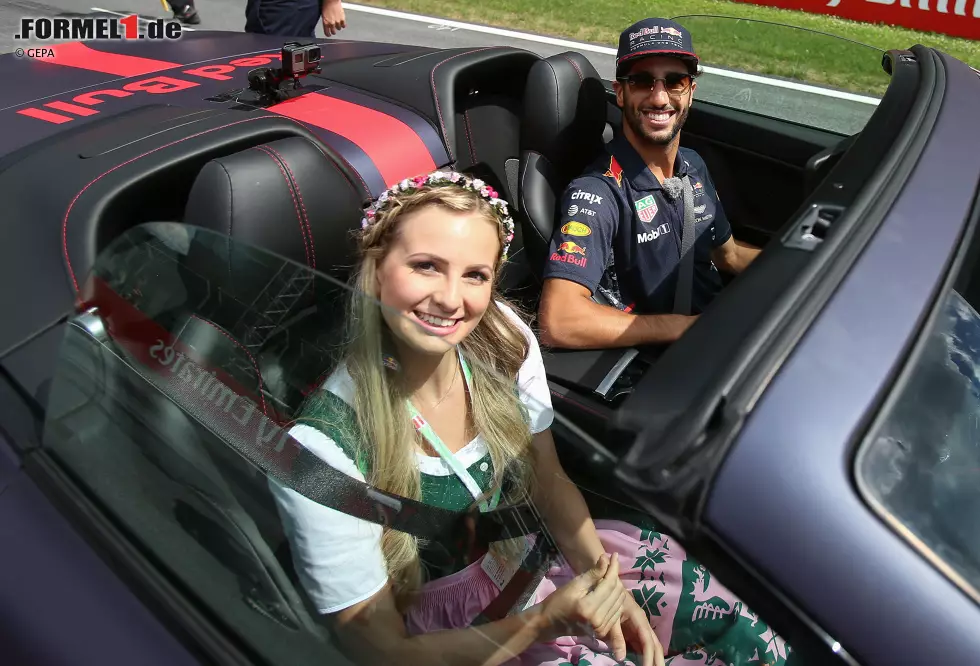 Foto zur News: Ganz so wild wie die lässt es Daniel Ricciardo nicht angehen, zumindest nicht mit dieser hübschen Formula Una auf dem Beifahrersitz. Als dann ORF-Kommentator Ernst Hausleitner zu ihm ins Cockpit steigt, dreht der Sonnyboy aus Australien schon etwas mehr auf, ...