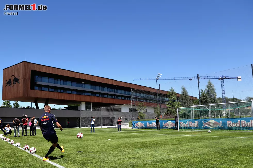 Foto zur News: Heimrennen heißt für die Red-Bull-Stars, im Vorfeld etwas Promotion für die österreichischen Red-Bull-Sportvereine zu machen. So kicken Max Verstappen und Daniel Ricciardo mit dem Bullen-Nachwuchs in der Akademie in Salzburg ...