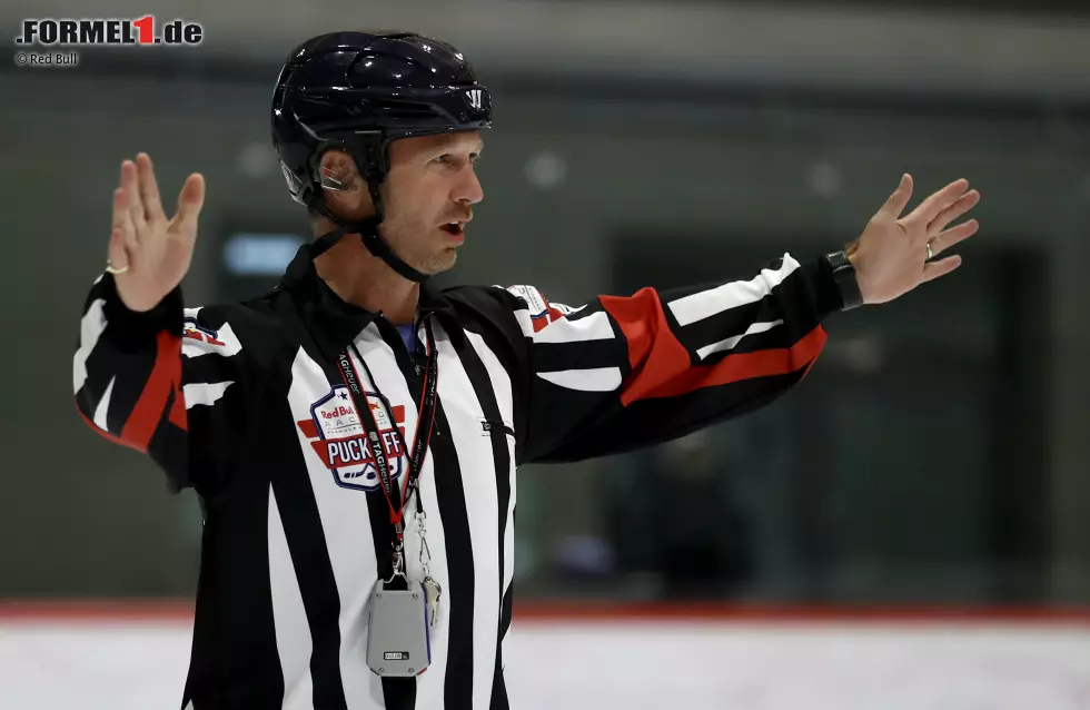 Foto zur News: ... und laufen in der Salzburger Eishalle zu einem Match gegeneinander auf, mit prominenter Unterstützung. Schiedsrichter der Partie: Teamchef Christian Horner. Ob da alles mit rechten Dingen zugeht?