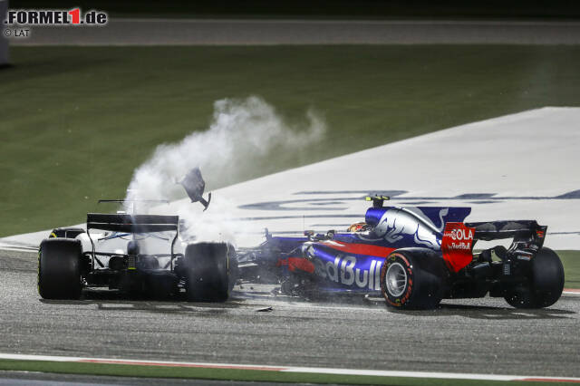 Foto zur News: Runde 13: Carlos Sainz setzt beim Rausfahren an der Box zum Überholmanöver gegen Lance Stroll an, der von so weit hinten nie und nimmer mit einer Attacke rechnet und die Tür zumacht. Die Rennkommissare sind gnadenlos: In Sotschi muss Sainz um drei Startpositionen nach hinten.