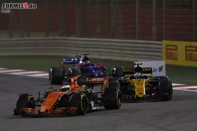 Foto zur News: Doch hinter dem Fernduell Vettel vs. Hamilton gibt's auch noch ein Rennen. Fernando Alonso fightet lange gegen Jolyon Palmer und Daniil Kwjat. Wegen fehlender Honda-Power reißt ihm der Geduldsfaden: "Der schlechteste Motor, den ich je gefahren bin!" Kurz vor Schluss scheidet er aus. Verdacht auf Motorschaden.