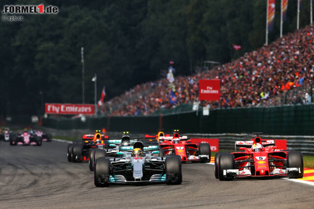 Foto zur News: ... aber durch Eau Rouge so viel Windschatten spendiert, dass es beim Anbremsen von Les Combes ganz schön eng wird. Letztendlich fehlt dem Ferrari auf der Kemmel-Geraden die nötige Power, um zwingend nach vorne zu stechen.